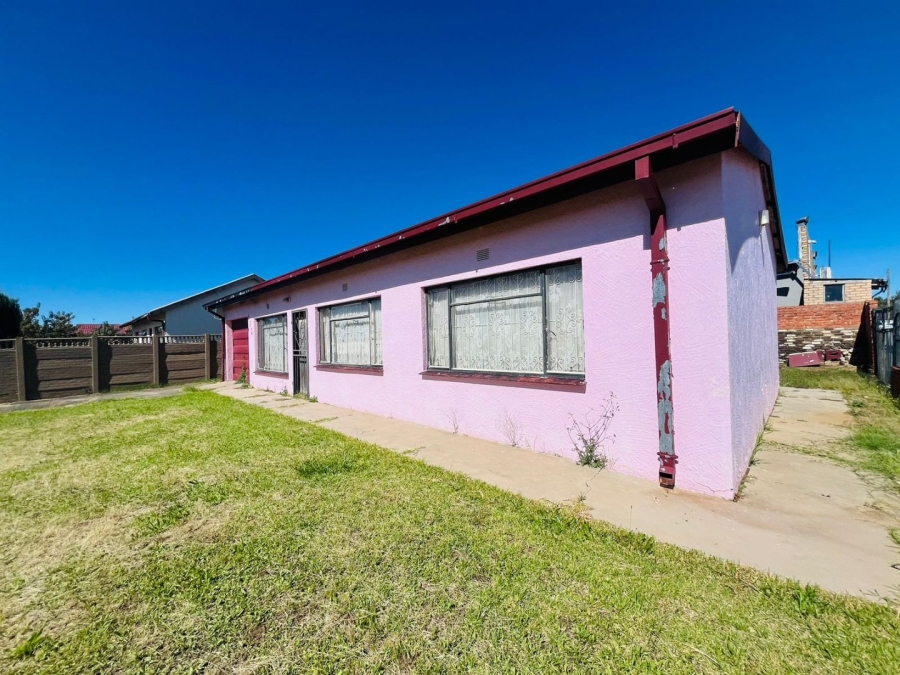 3 Bedroom Property for Sale in Molifi Tau Kloof Free State